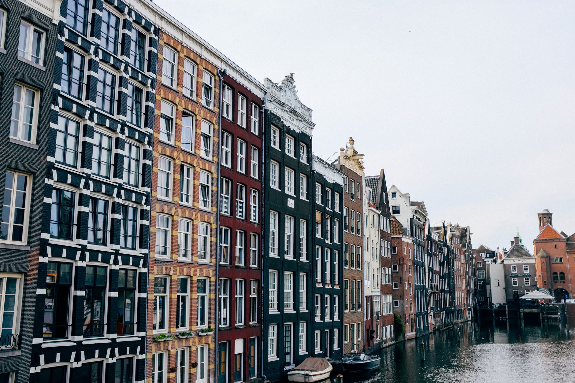 Rij karakteristieke grachtenpanden aan het water