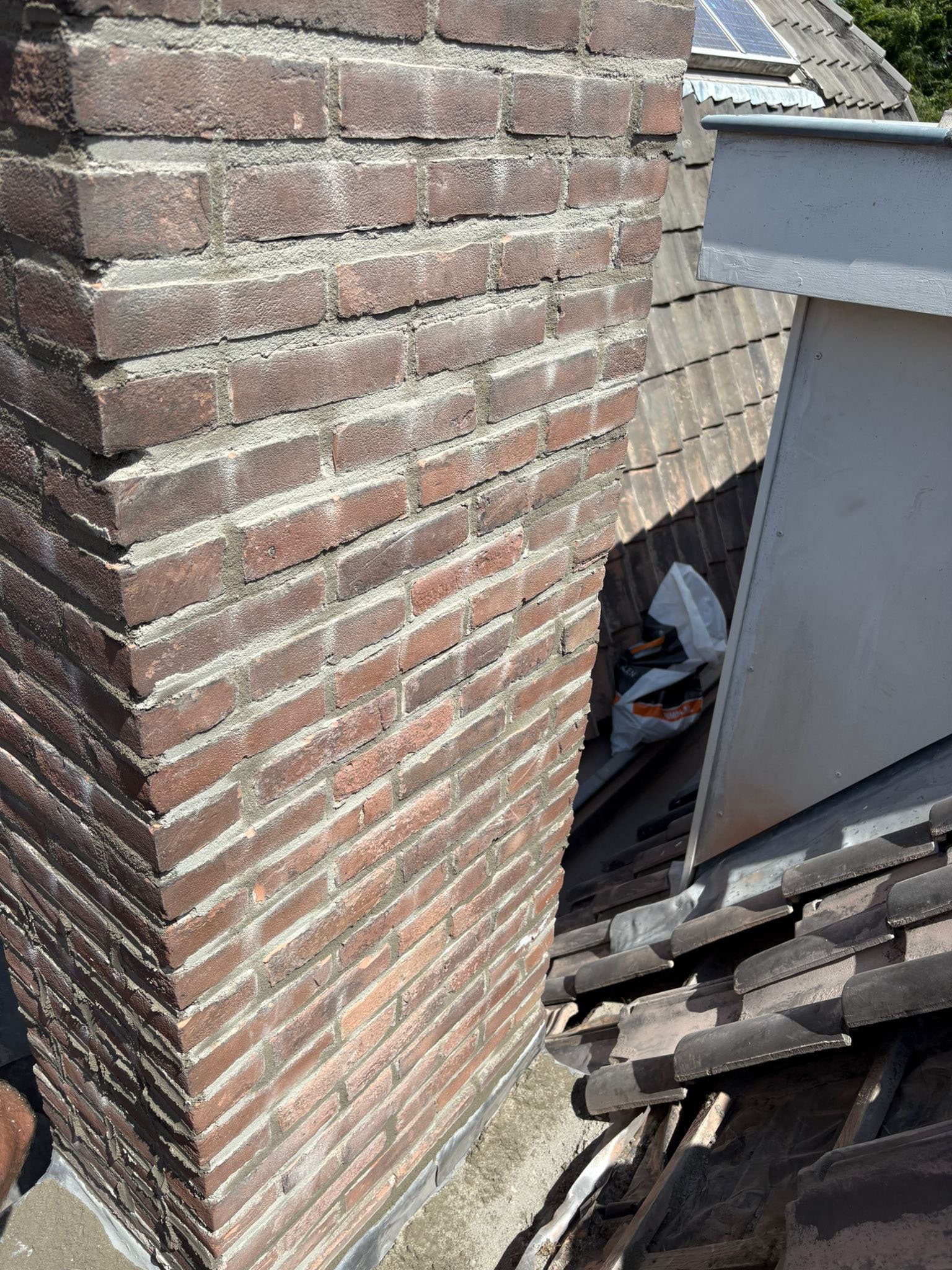 Gemetselde schoorsteen op het dak