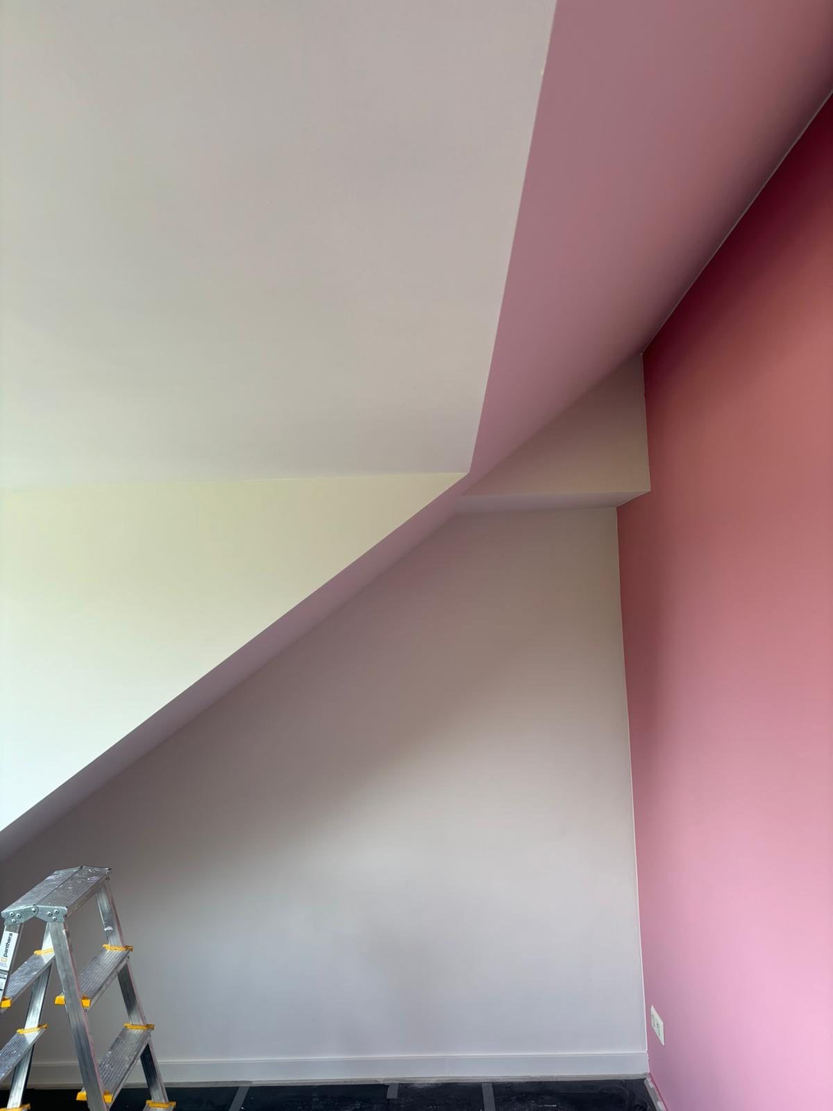 Zolderkamer met schuine wand na stuc- en schilderwerk